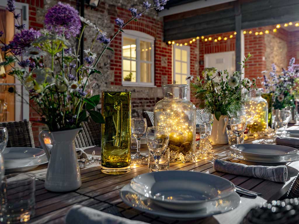 Alfresco dining at luxury cottage